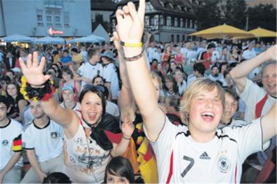 Auch wenn es nicht ins Endspiel gereicht hat  der Kelterplatz ist auch beim kleinen Finale wieder gut besucht. Nach einer nervenaufreibenden Partie mit Höhen und Tiefen können die Fans beim Public Viewing dann doch noch feiern.
Foto: Tilo Keller