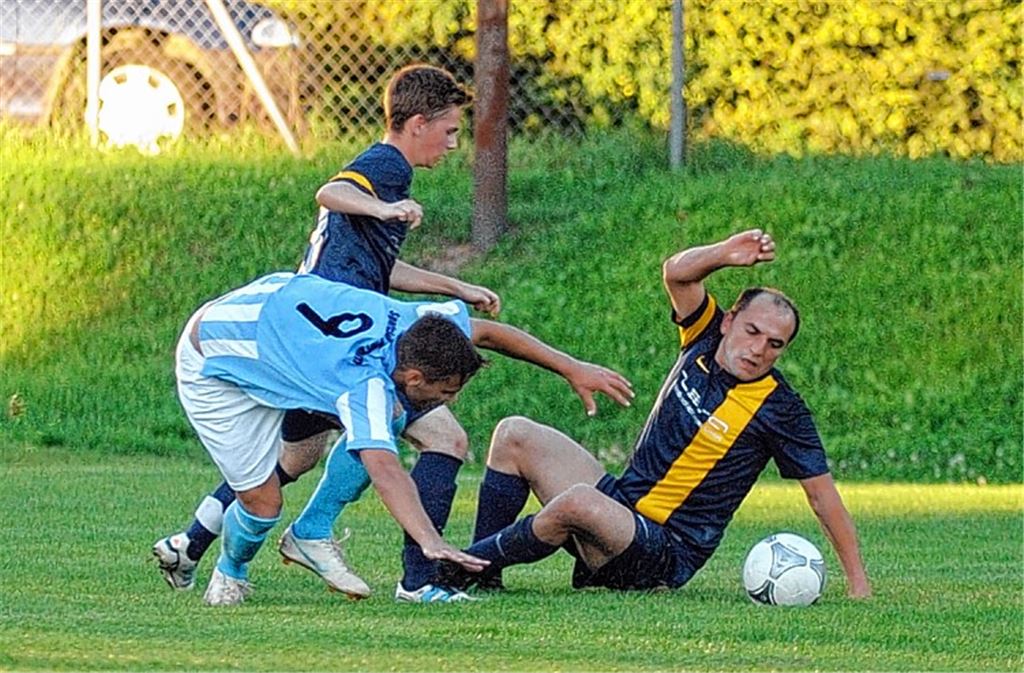Auch wenn hier der SC Pforzheim (hellblaue Trikots) und der FV Lienzingen stolpern, gibt es am Ende der Begegnung nur einen klaren Verlierer – und zwar die Gäste aus Pforzheim. 