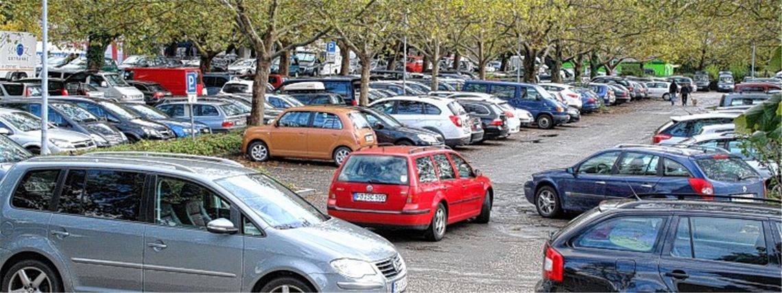 Auch wenn manche Autofahrer lange suchen müssen, bevor sie ihren Wagen abstellen können, herrschen an der Rappstraße während des Ausnahmezustands geordnete Verhältnisse. 