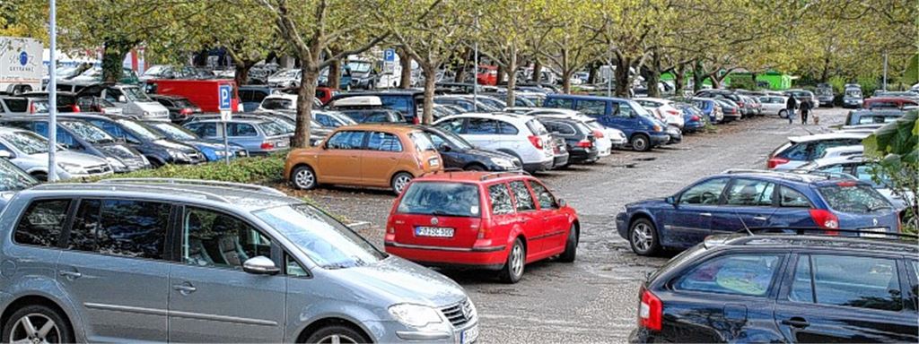 Auch wenn manche Autofahrer lange suchen müssen, bevor sie ihren Wagen abstellen können, herrschen an der Rappstraße während des Ausnahmezustands geordnete Verhältnisse. 