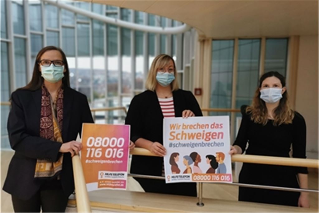 Auch wenn sie eine Maske tragen, machen sie den Mund auf (v.li.): Integrationsbeauftragte Isabel Hansen, Gleichstellungsbeauftragte Kinga Golomb und Behindertenbeauftragte Anne Marie Rouvière-Petruzzi beteiligen sich an der bundesweiten Aktion #schweigenbrechen des Hilfetelefons „Gewalt gegen Frauen“.Foto: Enzkreis/Catrin Dauser