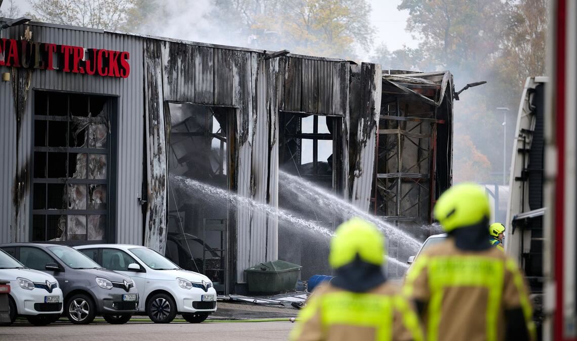 Auch wurden mehrere Fahrzeuge auf dem Gelände beschädigt.