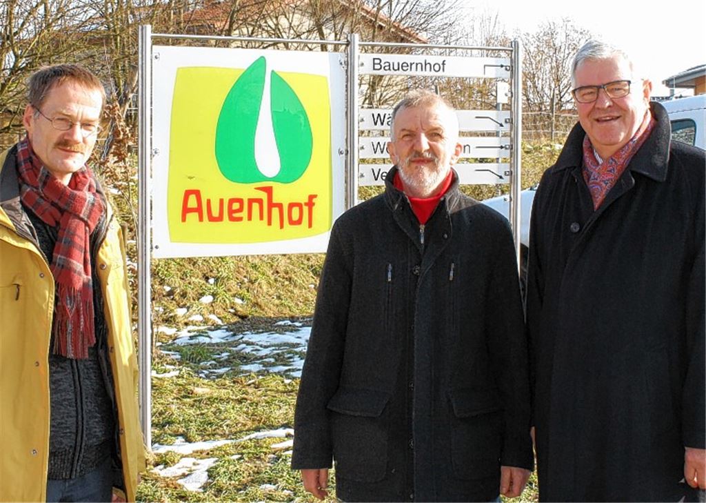 Auenhof-Leiter Stefan Finscher (v. li.) und Elternvertreter Günter Weik im Gespräch mit Rotarier Wolfgang Hofmann.