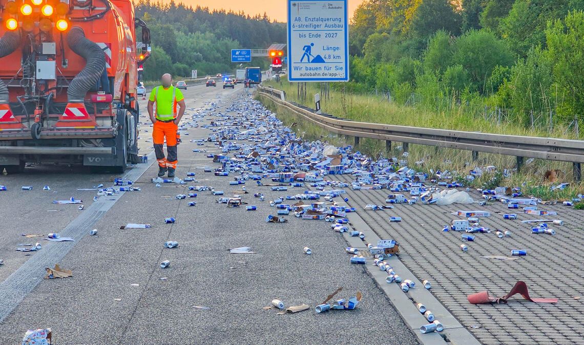 Auf 200 Meter Länge verteilen sich die Red-Bull-Dosen. Fotos: EinsatzReport24