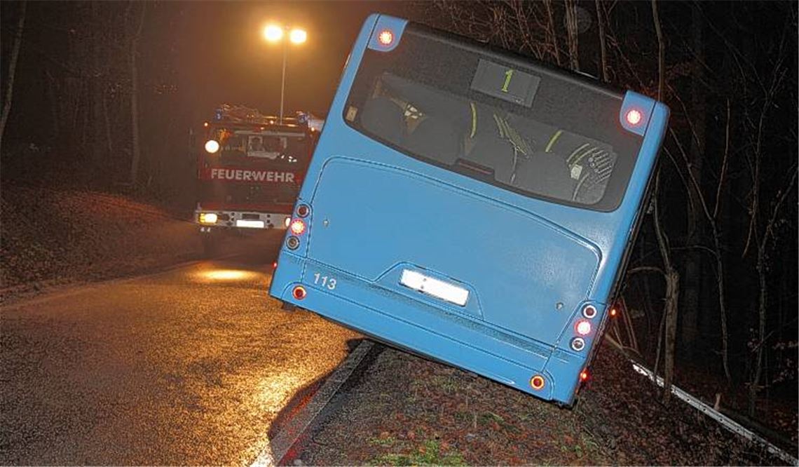 Auf Abwegen: Im Pforzheimer Gebiet Mäuerach rutscht ein Stadtbus von der Straße und bleibt auf dem Seitenstreifen gefährlich nahe am Abhang hängen. Die Feuerwehr muss das schwere Fahrzeug erst mit Seilen sichern, bevor sich die Passagiere über Leitern an der Böschung in Sicherheit bringen können. Der Busfahrer, berichtet anerkennend die Feuerwehr, sei als Letzter von Bord gegangen.