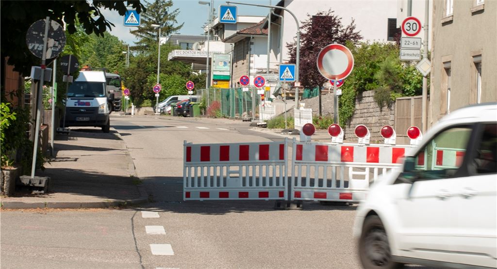 Auf Arbeiten an den Wasserleitungen folgen jetzt Belagsarbeiten. Die Mühlackerstraße ist erneut für den Verkehr gesperrt. Foto: Fotomoment