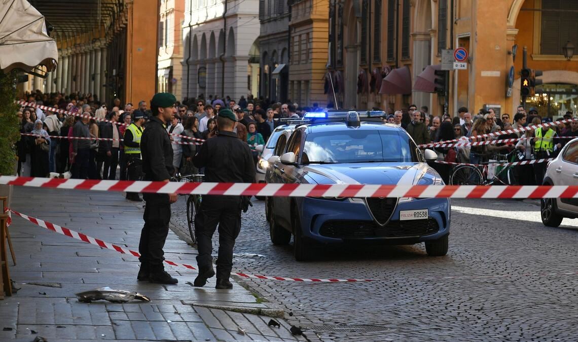 Auf Aufnahmen von Sicherheitskameras war zu sehen, wie der Kleinwagen mehrere Menschen erfasst hat und wie diese regelrecht durch die Luft geschleudert werden.