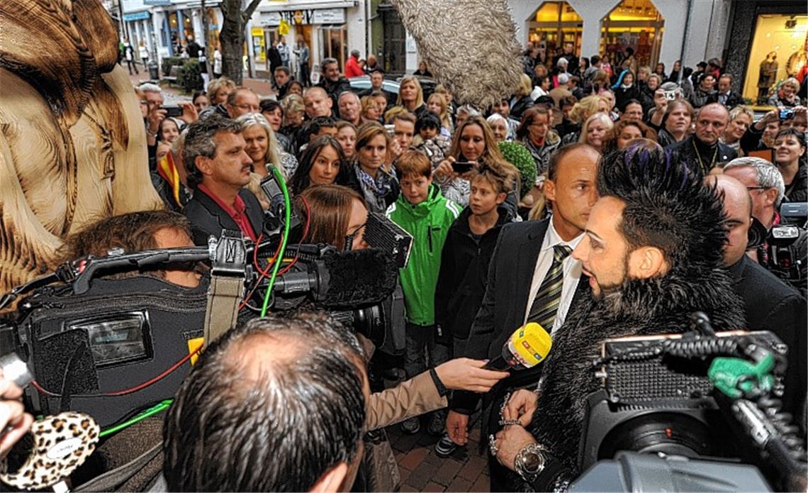 Auf Besuch in der alten Heimat: Der Modeschöpfer Harald Glööckler wird auf der Bahnhofstraße dicht umlagert von Fans, Neugierigen, alten Freunden und Bekannten und Medienvertretern.Archiv
