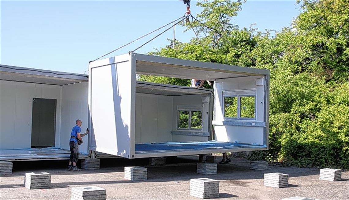 Auf Betonplatten werden die einzelnen Module der künftigen Container-Schule auf dem Mühlacker Ziegeleigelände abgesetzt.