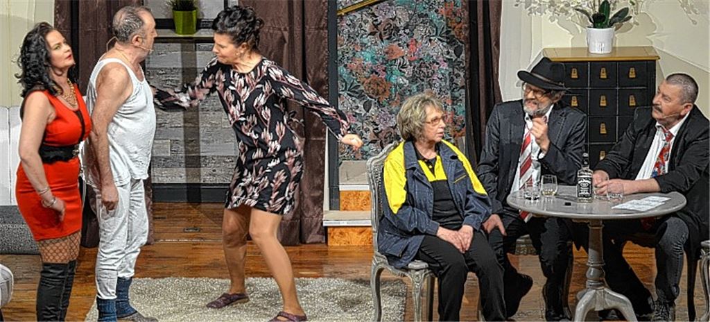 Auf Einladung der Sportfreunde Mühlacker sorgt das Grofe Theater Bauschlott mit dem Stück „Ist die Katze aus dem Haus“ im voll besetzten Uhlandbau für beste Unterhaltung.Bischoff-Krappel