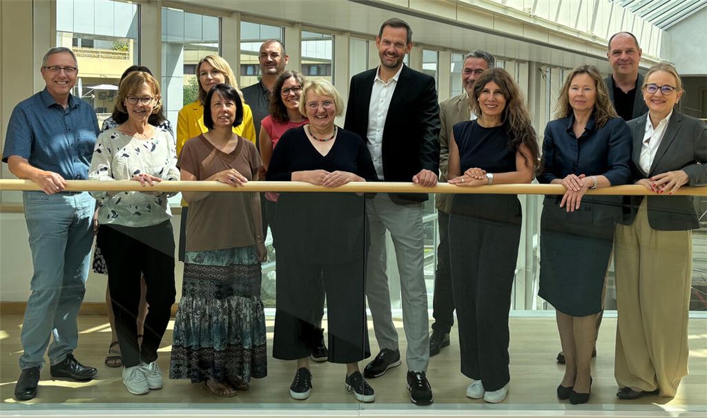 Auf Einladung von Katja Mast (vorne, Mitte) treffen sich Vertreter aus der regionalen Verwaltung, Wirtschaft und Politik zu einem runden Tisch im Landratsamt des Enzkreises, um sich über den Job-Turbo für Geflüchtete auszutauschen. Foto: Maren Ebert-Rohleder