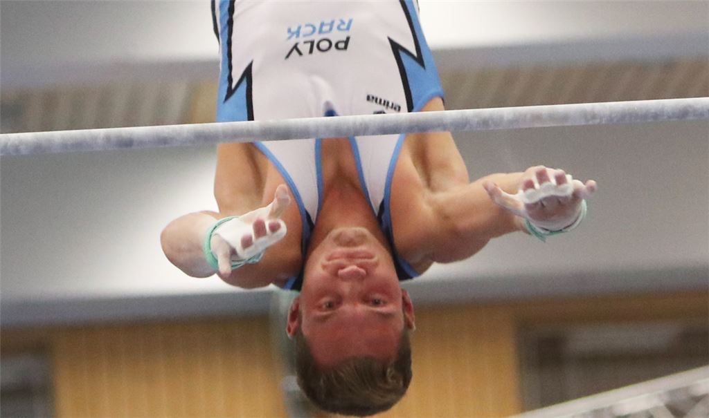 Auf Einsätze am Reck muss Andreas Bretschneier aktuell verzichten, dafür springt er für seine verletzten oder kranken Teamkameraden an ungewohnten Geräten ein. Foto: Archiv
