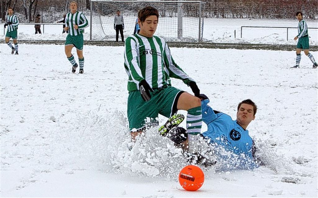 Auf Fußball im Schnee wird heutzutage mit Rücksicht auf die Gesundheit der Spieler und den Zustand des Rasens meist verzichtet. Dieses winterliche Kreispokalspiel zwischen dem SV Büchenbronn und der Spvgg Zaisersweiher fand Ende 2009 auf Kunstrasen dennoch statt. Archivfoto: Eigner