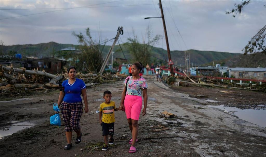 Auf Jamaika zerstörte der Sturm Häuser und riss zahlreiche Bäume und Strommasten um.