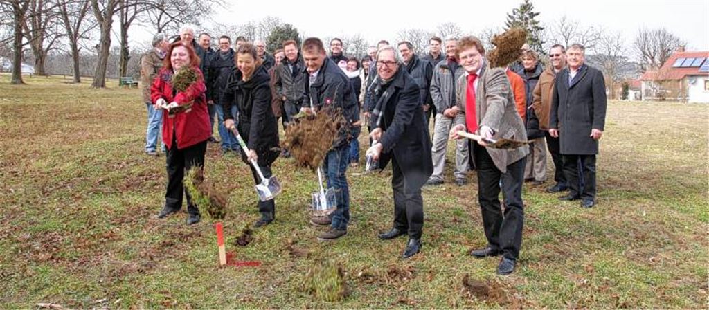 Auf Kommando wird die Erde hochgeschleudert (v. li.): Kindergartenleiterin und Koordinatorin Bärbel Fix, Rektorin Monika Becker, Bauleiter Klaus Mannhardt von der Firma Moser, Architekt Alfred Raible und Bürgermeister Karlheinz Oehler.