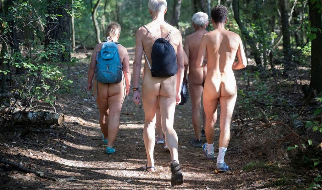 Auf Nackt-Wanderwegen können die Menschen nackig oder mit Klamotten spazieren gehen. (Archivbild)