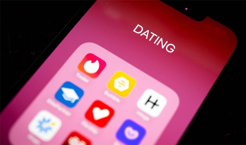 Auf Online-Datingplattformen schreiben sogenannte Pedo-Hunter Männer an und locken sie zu einem Treffen. (Symbolbild)