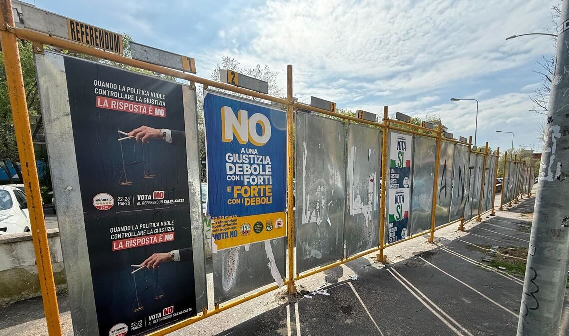 Auf Plakaten wird für Ja oder Nein geworben.