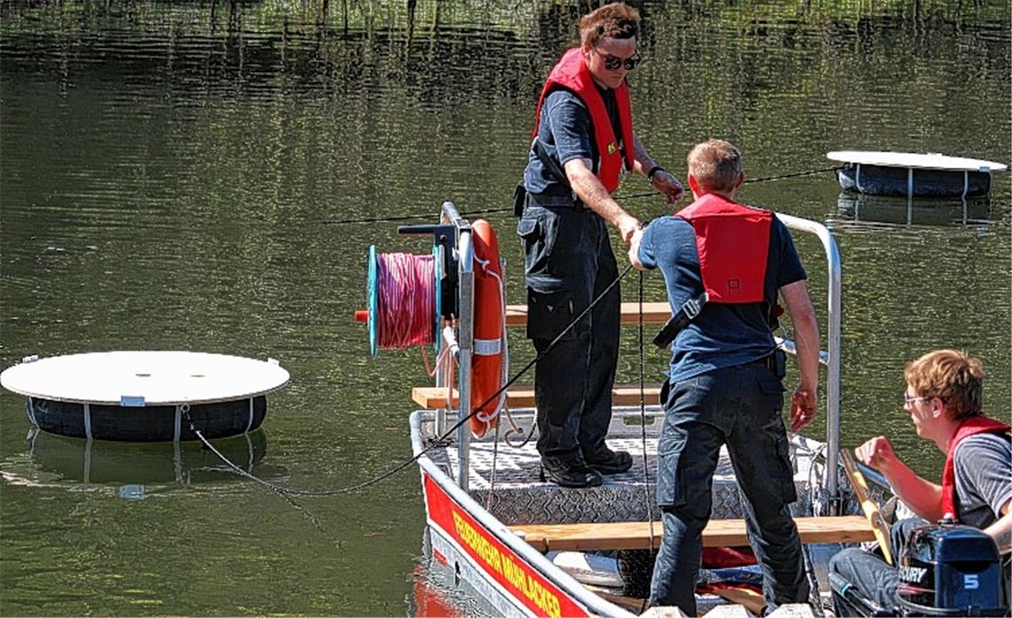 Auf Plattformen werden bald bis zu drei Meter hohe Blumengestecke präsentiert.