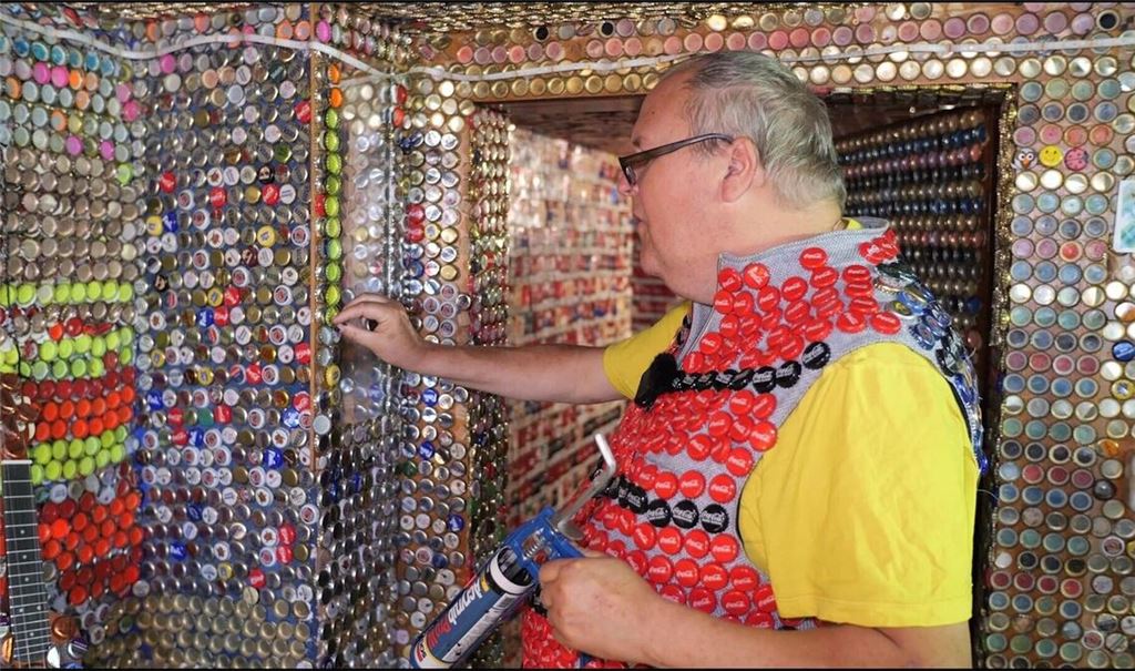 Auf Rekordkurs: Frank Zeidler hat ein außergewöhnliches Hobby – er verbaut Kronkorken in seinem Haus.
