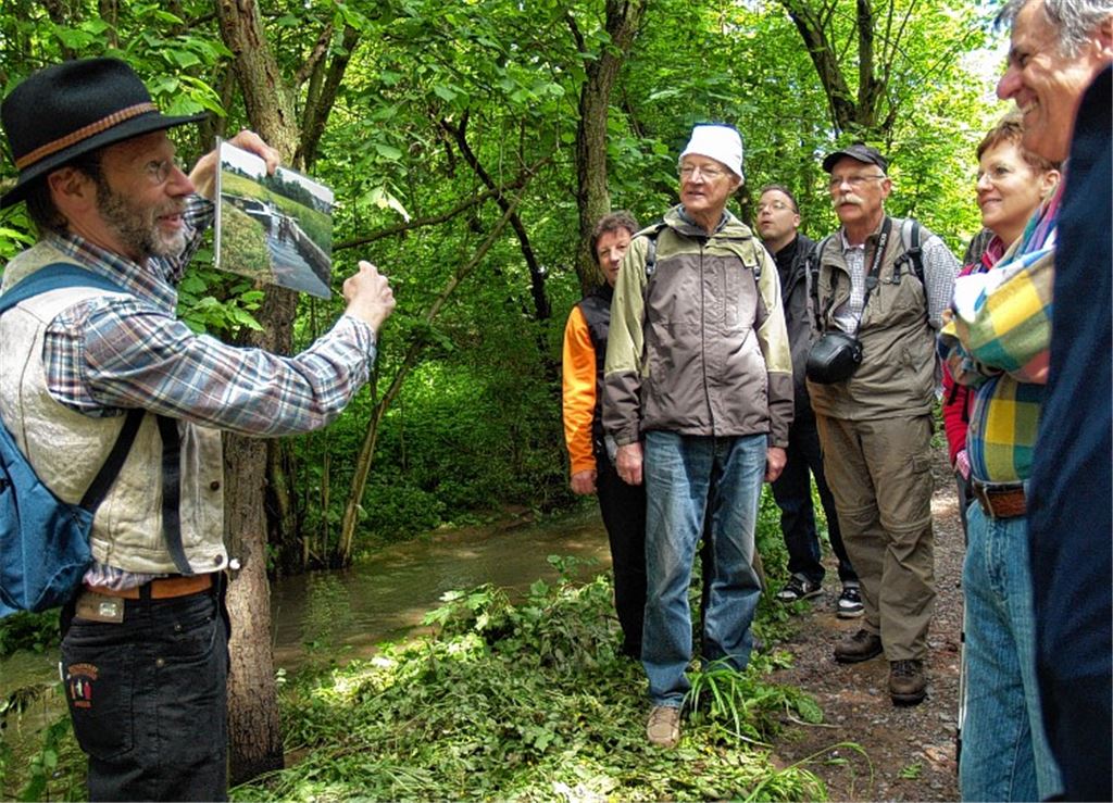 Auf Tour mit Manfred Rapp (li.): Durch das Enztal mit seinem ausgefeilten Grabensystem ...