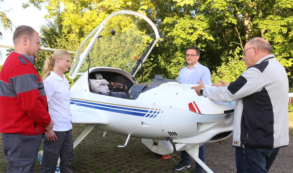 Auf Tuchfühlung: Der Flugsportclub Mühlacker nennt sieben Flugzeuge sein Eigen und stellt den DRK-Ehrenamtlichen die Besonderheiten der Sportgeräte vor. Fotos: Deeg