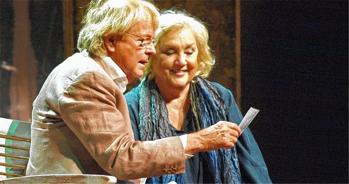 Auf Umwegen erobert die lebensfrohe Sofia (Doris Kunstmann), Spitzname Möwe, das Herz des scheuen und anfangs grantigen Herbert (Peter Fricke), Spitzname Mozart. Foto: Filitz