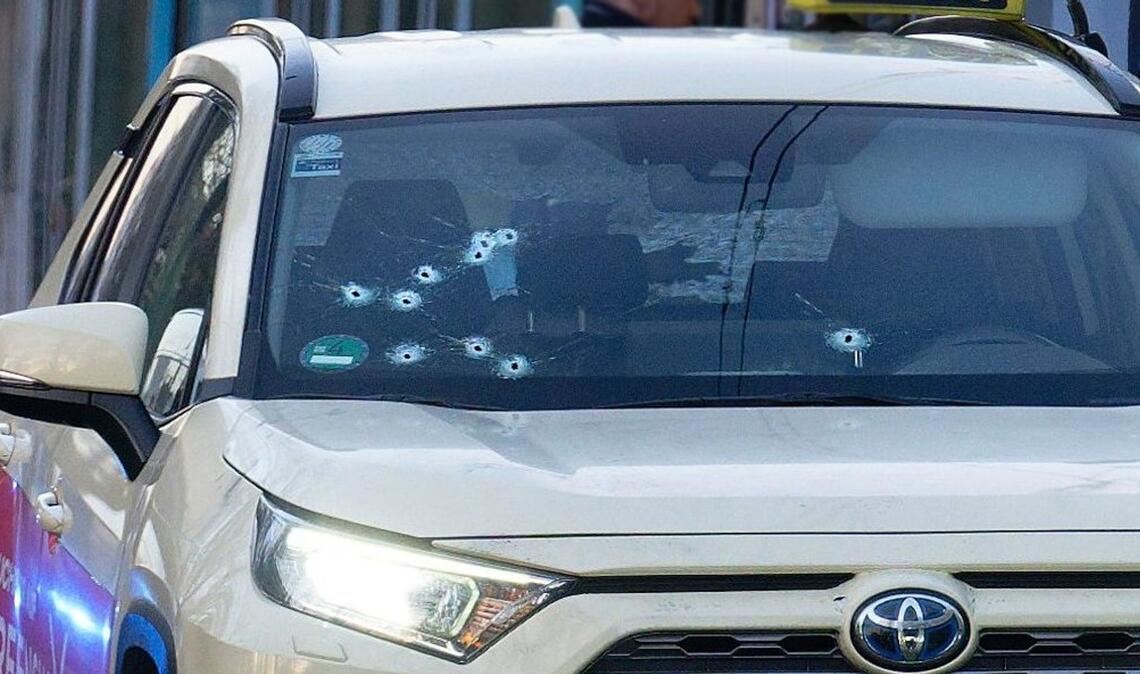 Auf das Taxi wurden mehrere Schüsse abgegeben - vor allem auf die Beifahrerseite.