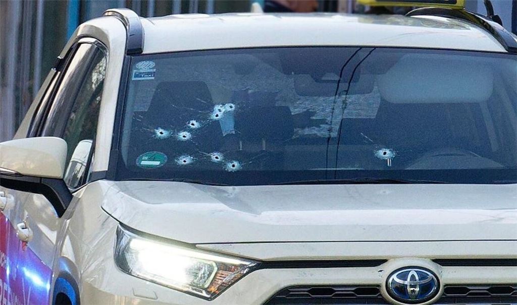 Auf das Taxi wurden mehrere Schüsse abgegeben - vor allem auf die Beifahrerseite.
