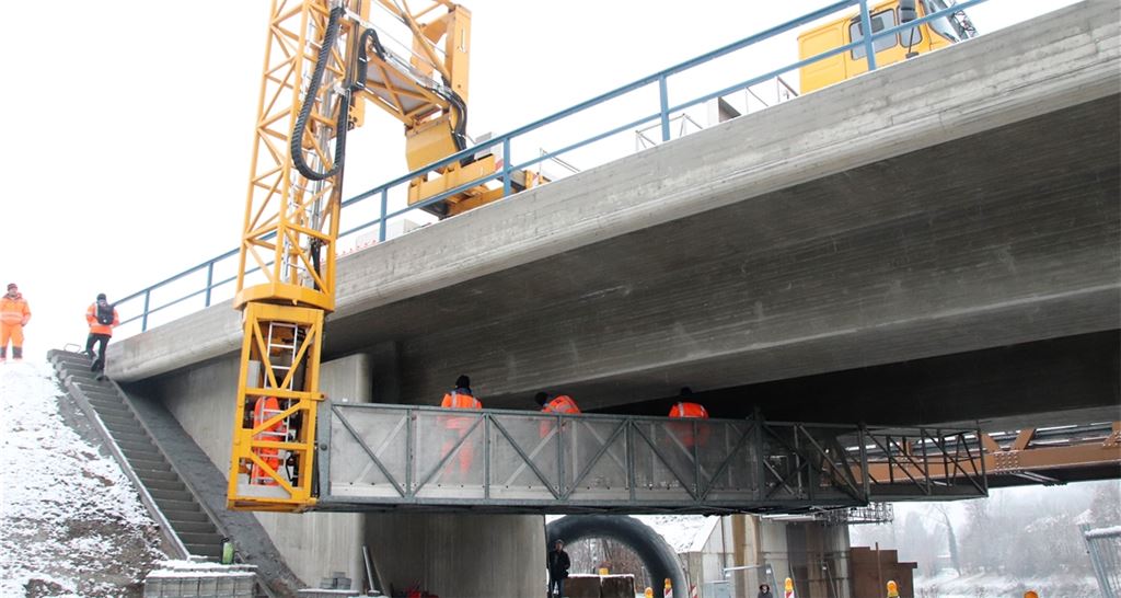Auf dem Ausleger, der 17 Meter ausgefahren werden kann, wird die Unterseite der Brücke untersucht.