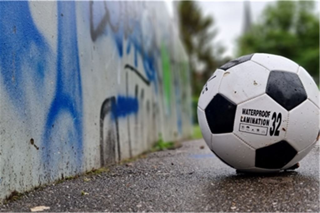 Auf dem Basketball-Platz in der Illinger Talaue rollt an diesem Donnerstag beim Straßenfußball-Turnier der Ball. Foto: Huber