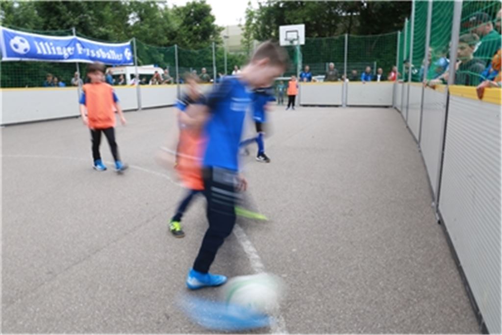 Auf dem Basketball-Platz in der Talaue wird auf einem Spielfeld mit Rund-um-Bande gekickt. Foto: Huber