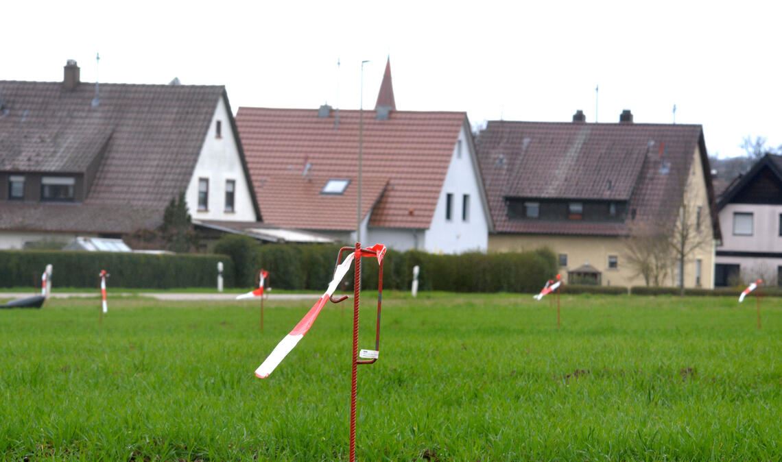 Auf dem Baugrundstück des geplanten Feuerwehrhauses in Schützingen sollen Flatterbänder an Stangen die Feldlerche davon abhalten, auf dem Gelände zu brüten. Foto: Stahlfeld