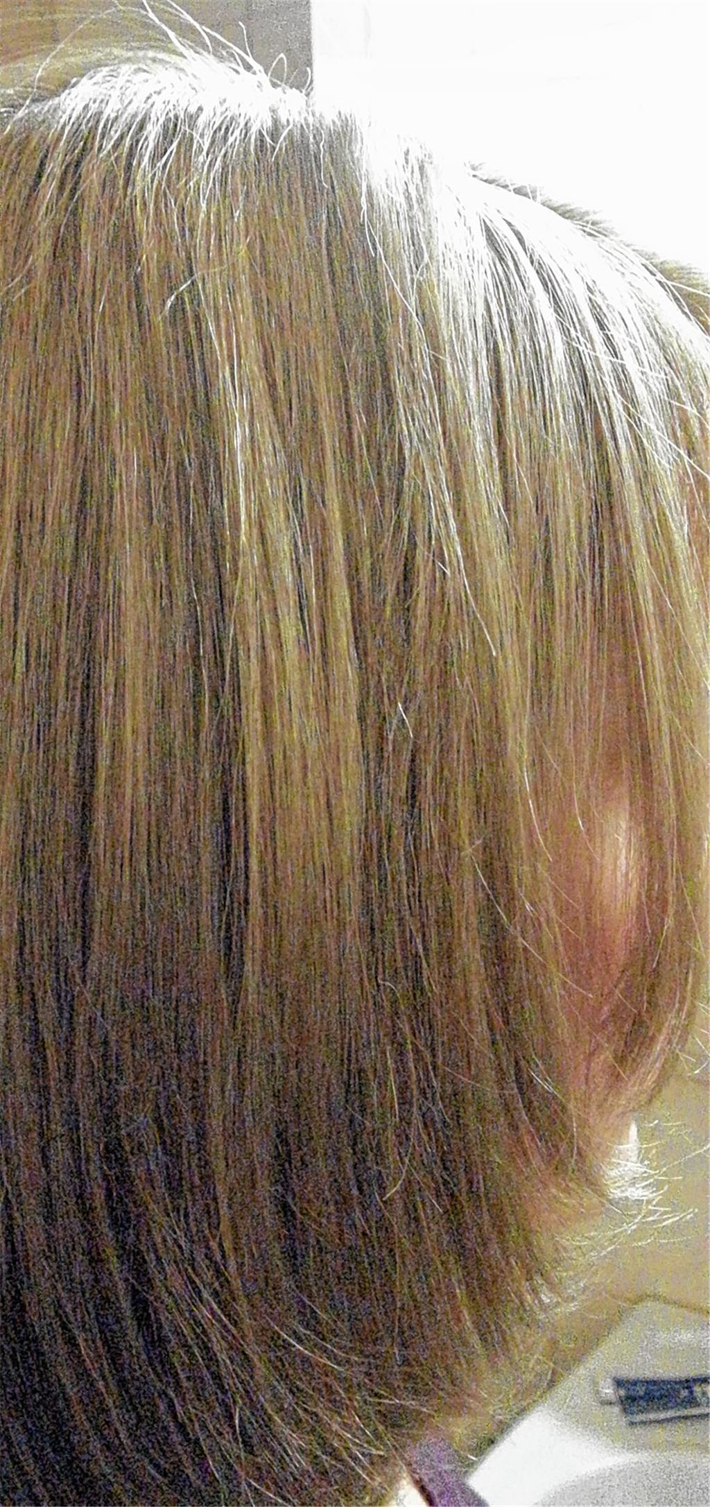 Auf dem „Beweisfoto“ vergleichsweise schlecht zu erkennen: Als grünlich und braun statt blond beschreibt das „Opfer“ seine unfreiwillige Haarfarbe.