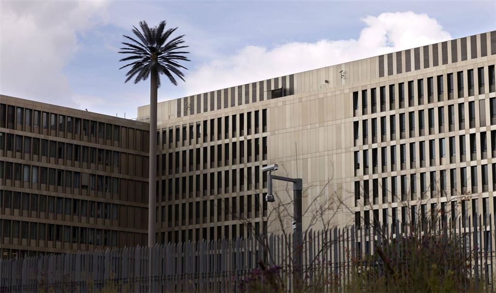 Auf dem Bild ist der Hauptsitz des Bundesnachrichtendienstes BND in Berlin zu sehen. (Archivbild)