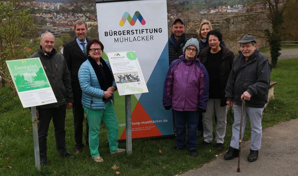 Auf dem Bild zu sehen sind Bereichsleiter Ralf Stuible, Martin Sailer, Elsbeth Rommel, Jochen Sämann (alle Bürgerstiftung), Rose Sieber, Sandra Sailer, Lebenshilfe-Aufsichtsrätin Gabriele Higer und Klaus Ockert (v.li.). Foto: Klassen