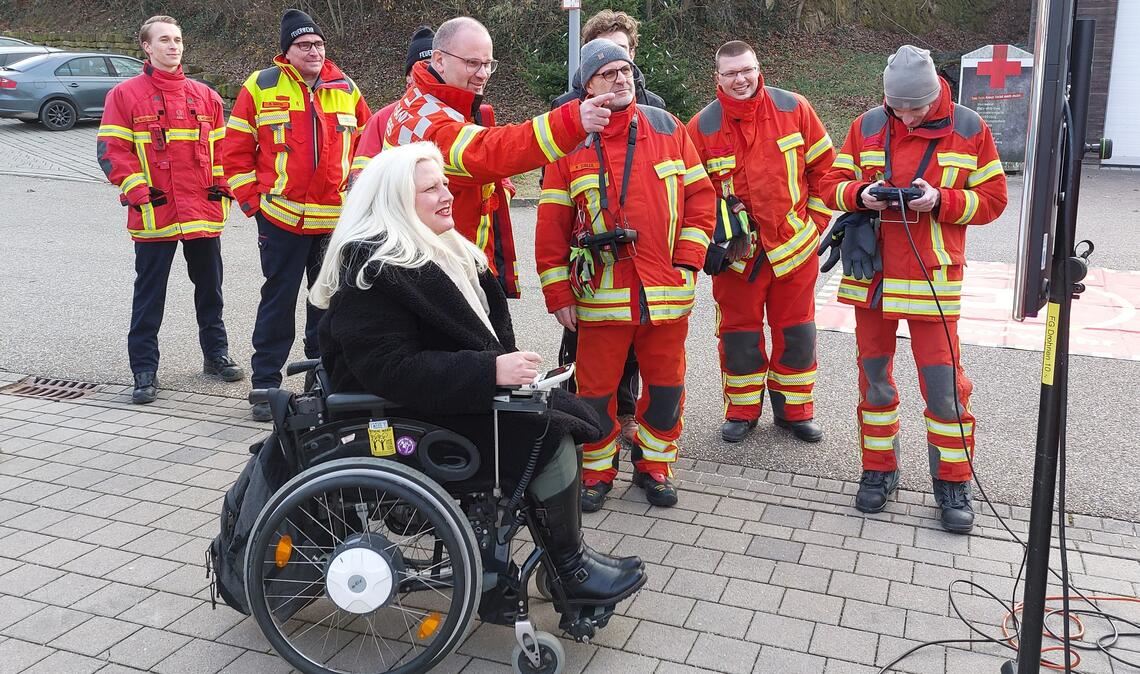 Auf dem Bildschirm sind die Drohnen-Bilder zu sehen. Die Technik wird für die Fernerkundung eingesetzt. Foto: Büro Aeffner/Lutz
