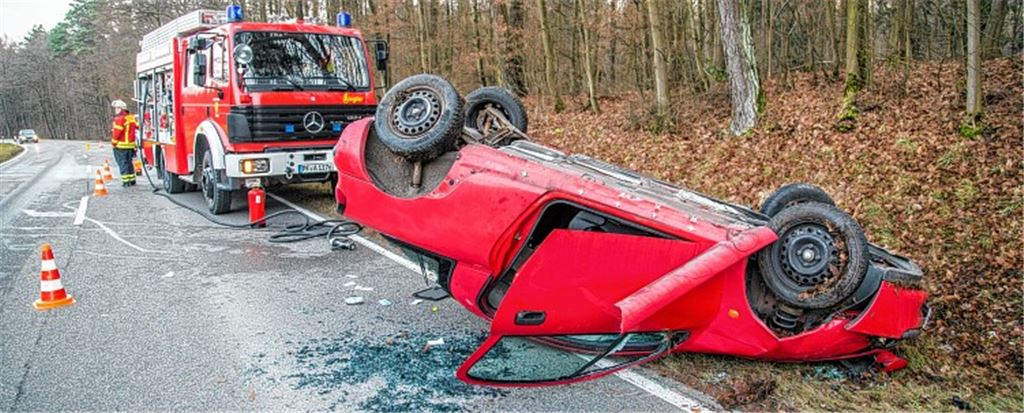 Auto kommt von Straße ab und überschlägt sich