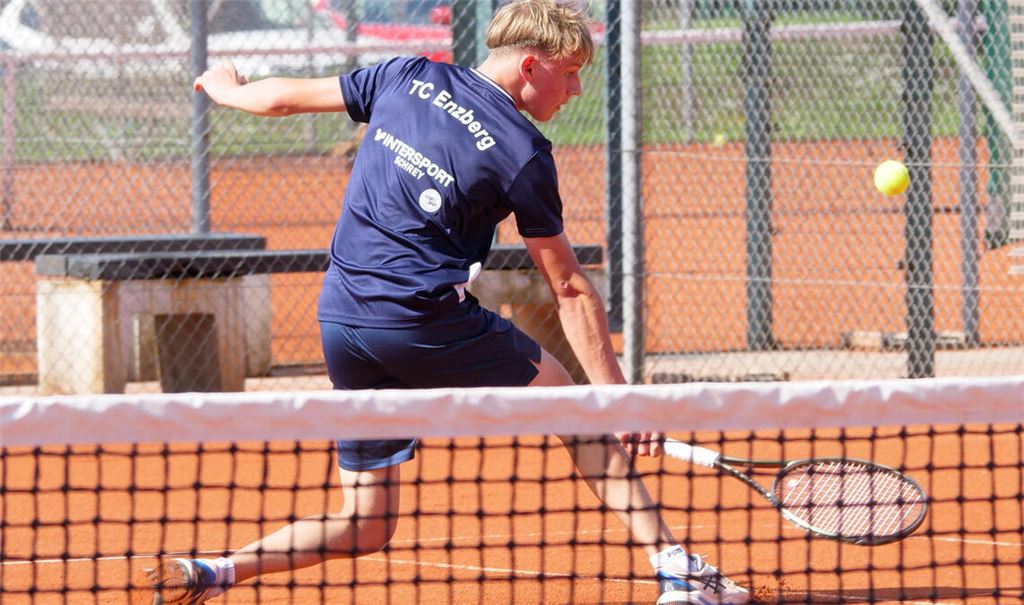 Auf dem Enzberger Sandplatz wird um jeden Ball gekämpft. Foto: Friedrich