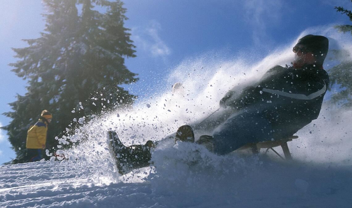 Auf dem Feldberg kann am Wochenende mit etwas Glück Schlitten gefahren werden.