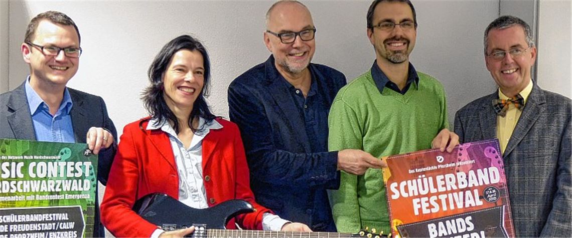 Auf dem Foto sind von links nach rechts zu sehen: Frank Steinbrecher (Musikhaus Pforzheim), Isabel Greschat (Kulturreferentin der Stadt Pforzheim), Gerhard Baral (Geschäftsführer des Kulturhauses Osterfeld), Paul Taube (Kupferdächle) und Wolfgang Herz (Erster Landesbeamter und stellvertretender Landrat des Enzkreises). Foto: Roth