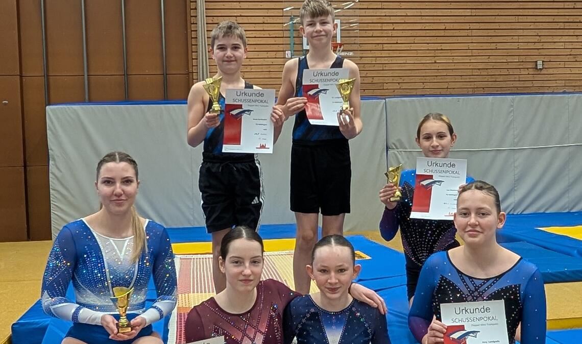 Auf dem Foto sind vorne (v. li.) Jamie Kastner, Lana Juds, Lena Noller und Amy Landgrafe sowie hinten (v. li.) Noah Sartissohn, Til Landgrafe und Lea Stephani zu sehen.. Foto: Shaghaghi