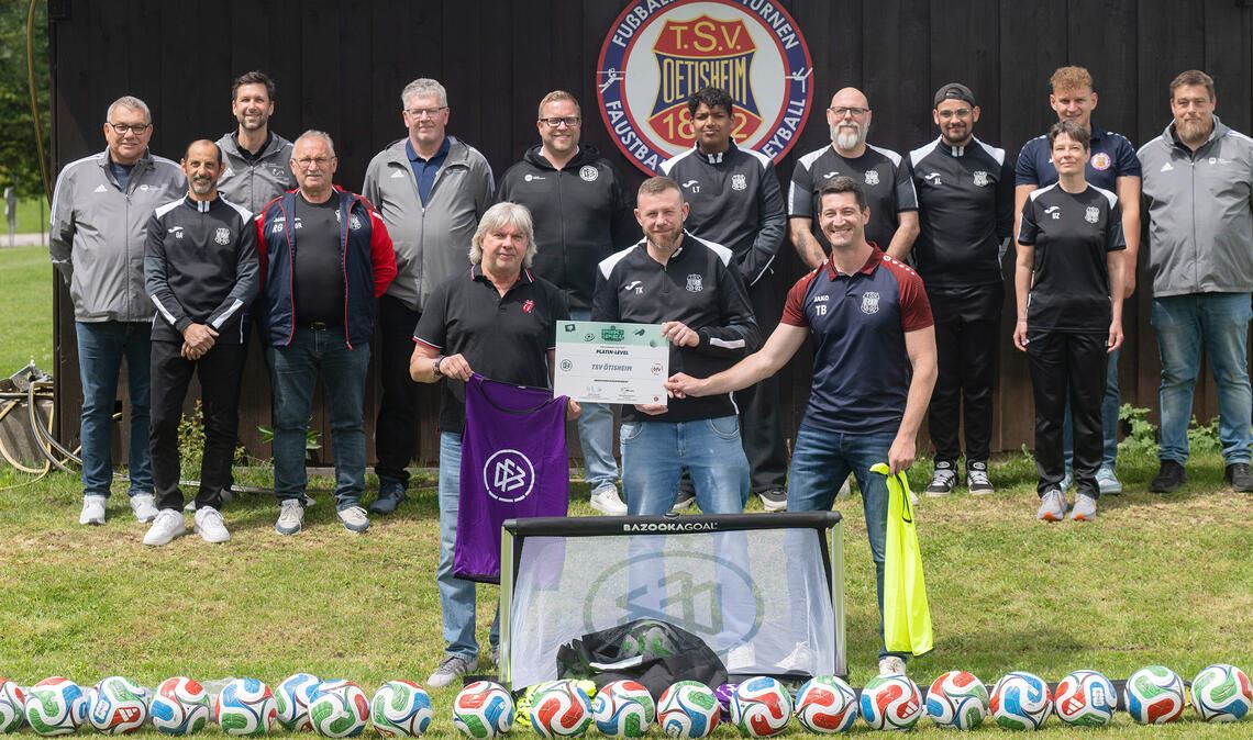Auf dem Foto sind vorne von links der BFV-Präsident Ronny Zimmermann, Thomas Kutz sowie Thorsten Barho, Fußball-Abteilungsleiter des TSV Ötisheim, bei der Übergabe zu sehen. Foto: Fotomoment