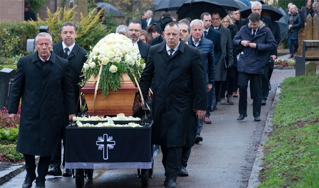 Auf dem Friedhof St. Peter in Mühlacker findet unter großer Anteilnahme die Beerdigung von Ehrenbürger und Alt-OB Gerhard Knapp statt. Foto: Fotomoment