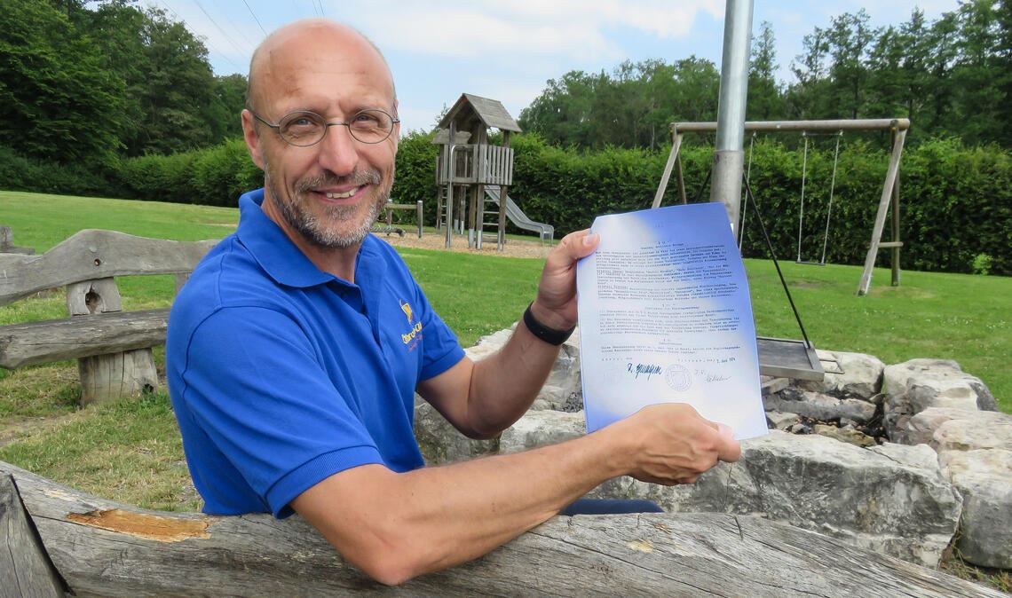 Auf dem Gelände am Spielplatz „Zigeunerwäldle“ wird am Sonntag das Gemeindejubiläum gefeiert. Allerdings war, wie Bürgermeister Norman Tank Dokumenten wie dem Eingemeindungsvertrag entnimmt, der Zusammenschluss damals kein Kinderspiel. Foto: Becker
