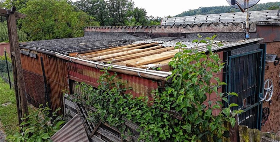 Auf dem Grundstück von Ullrich Zaiser in Enzberg verschaffen sich die Täter mit Brachialgewalt über das Dach Zugang zum Gartenhaus.