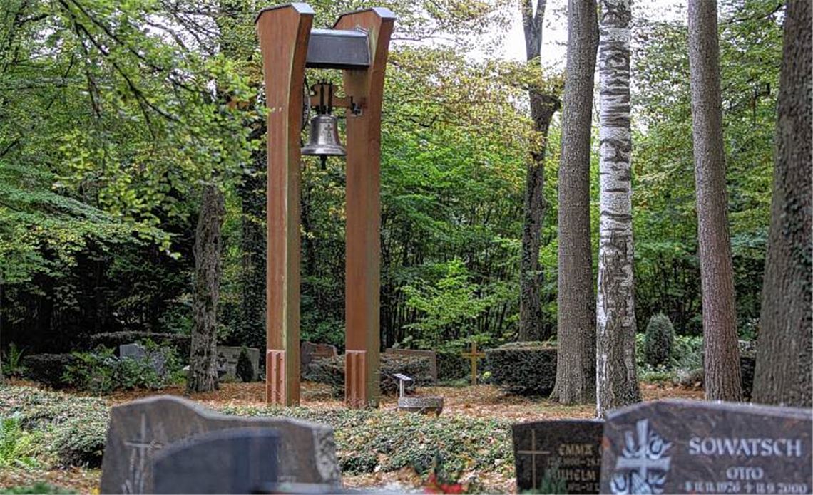 Auf dem Illinger Waldfriedhof sollen künftig im Bereich des Glockenturms naturnahe Bestattungen unter Bäumen möglich sein. 