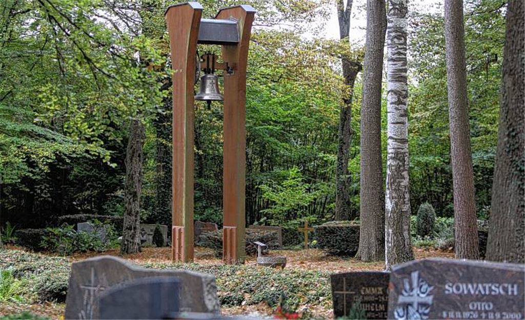 Auf dem Illinger Waldfriedhof sollen künftig im Bereich des Glockenturms naturnahe Bestattungen unter Bäumen möglich sein. 