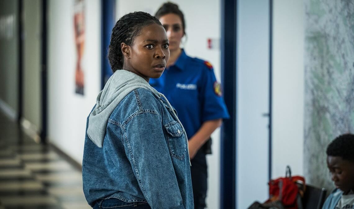 Auf dem Kommissariat kommen Moya Alemu (Nambitha Ben-Mazwi) Zweifel, ob sie tatsächlich aussagen will.