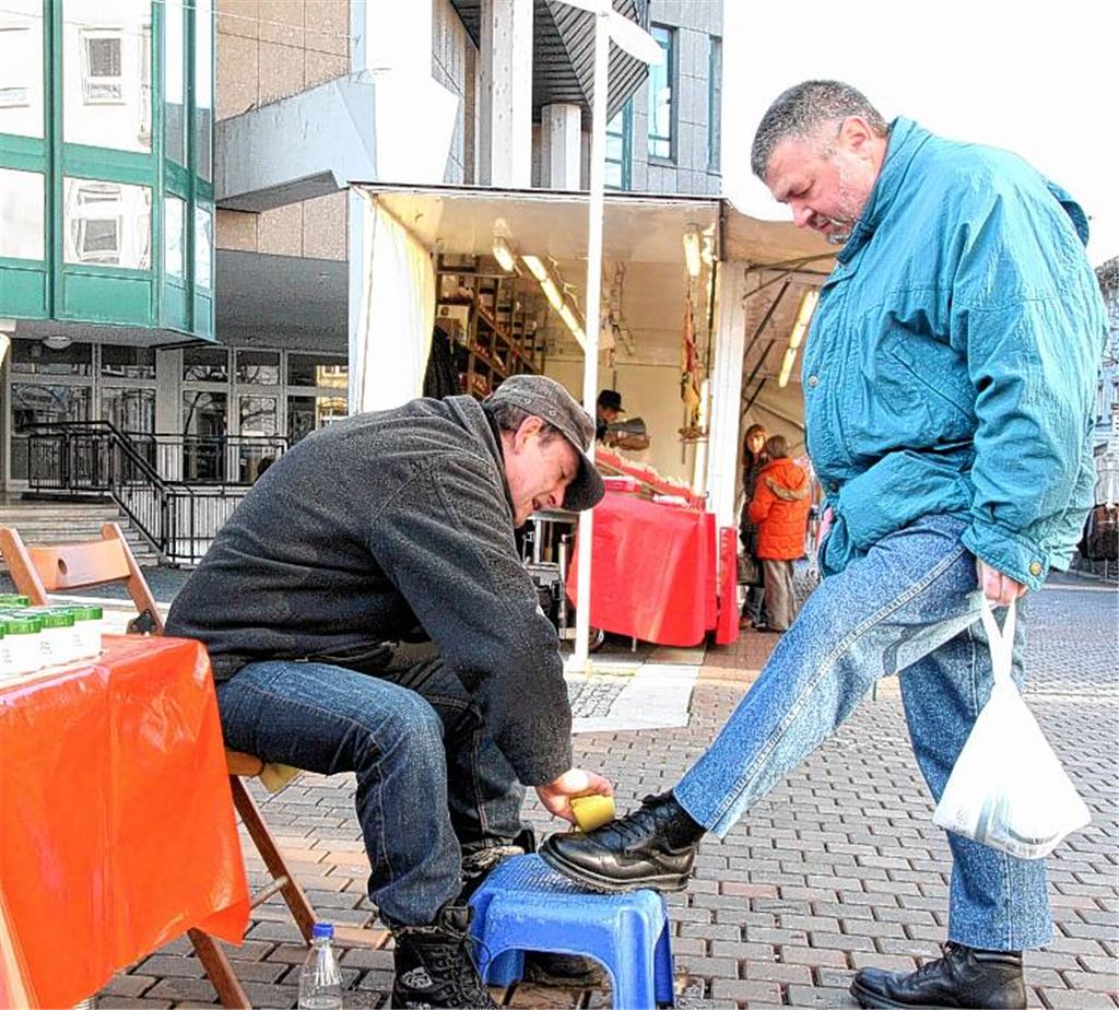 Auf dem Krämermarkt ist allerhand geboten. Mit geputzten Schuhen marschiert es sich noch eleganter zu den Ständen, an denen unter anderem Haushaltsgeräte angeboten werden.